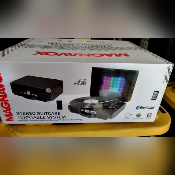 Magnavox stereo suitcase turntable system - Picture 3 of 4